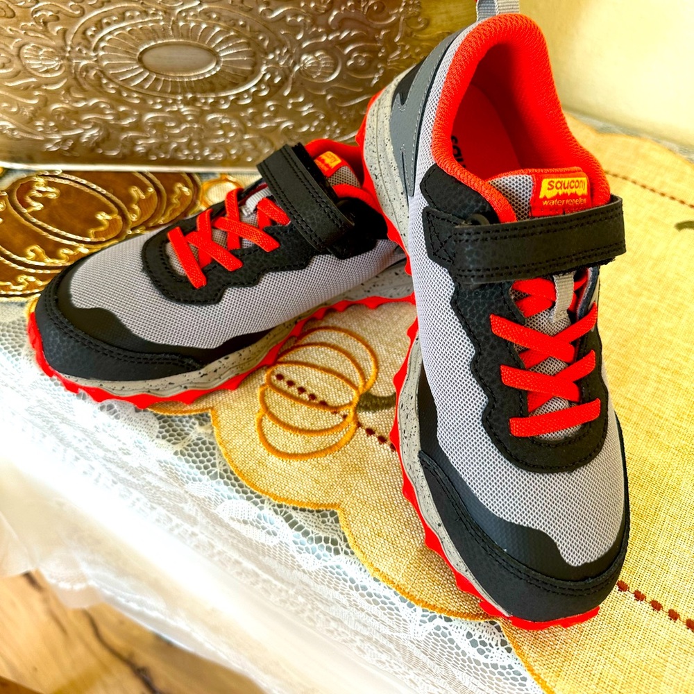 NEW w/o tags, Saucony Shoes, 2.5 Wide